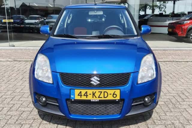 Suzuki Swift (2010) thumbnail 6