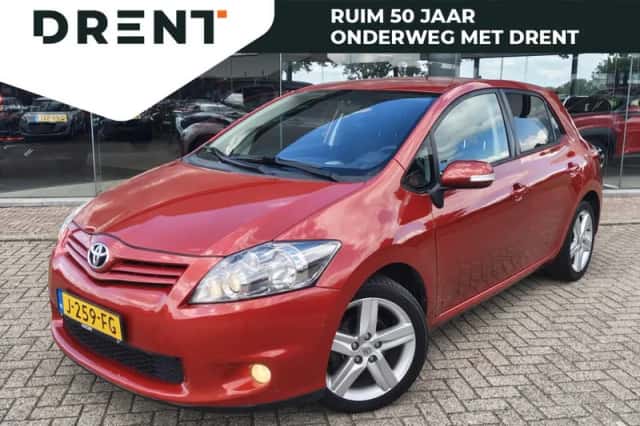 Toyota Auris (2012) thumbnail 1