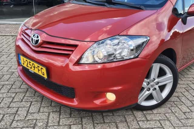 Toyota Auris (2012) thumbnail 2