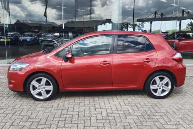 Toyota Auris (2012) thumbnail 3