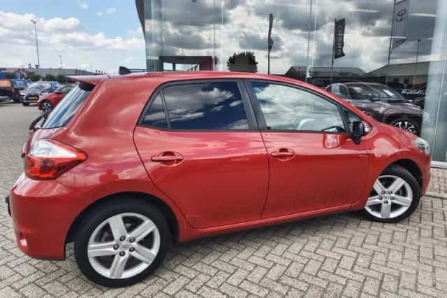 Toyota Auris (2012) thumbnail 5