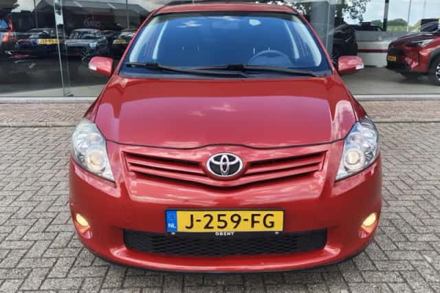 Toyota Auris (2012) thumbnail 6