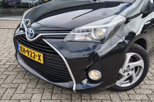 Toyota Yaris (2016) thumbnail 2