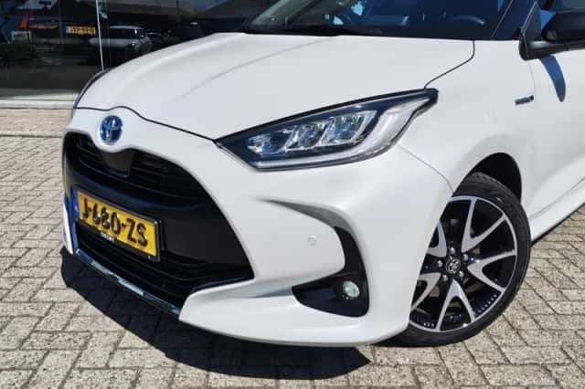 Toyota Yaris (2020) thumbnail 2