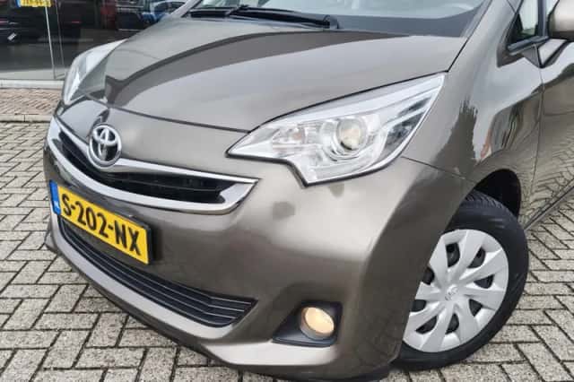 Toyota Verso-S (2015) thumbnail 2
