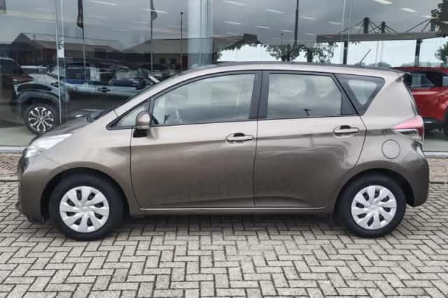 Toyota Verso-S (2015) thumbnail 3