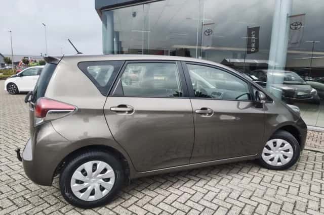 Toyota Verso-S (2015) thumbnail 5
