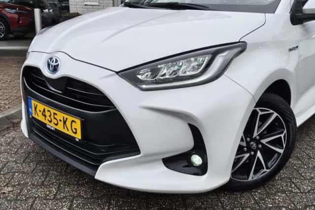 Toyota Yaris (2021) thumbnail 2