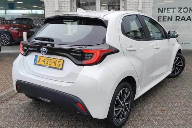 Toyota Yaris (2021) thumbnail 3