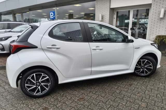 Toyota Yaris (2021) thumbnail 4