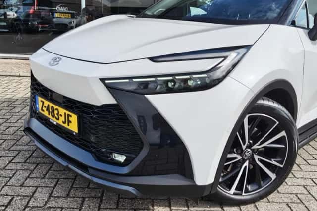 Toyota C-HR (2024) thumbnail 2