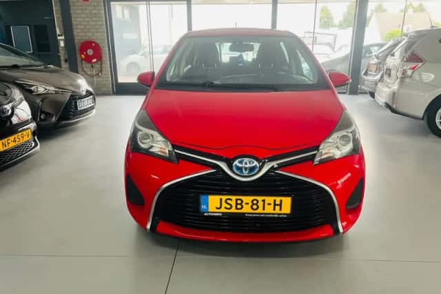Toyota Yaris (2016) thumbnail 2