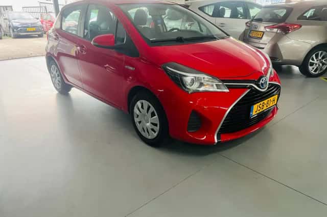 Toyota Yaris (2016) thumbnail 3