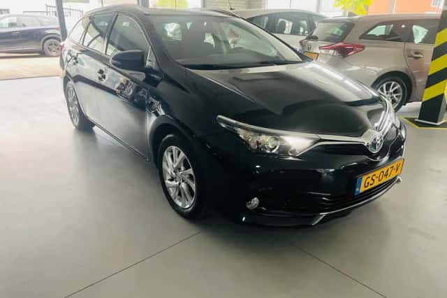 Toyota Auris (2015) thumbnail 3