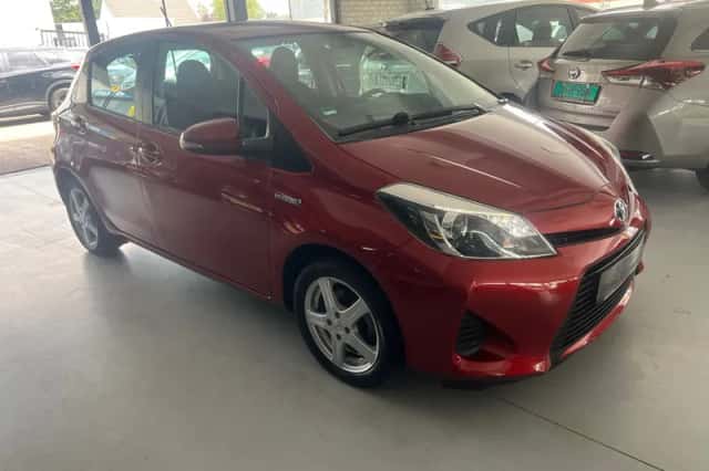 Toyota Yaris (2012) thumbnail 3