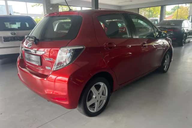 Toyota Yaris (2012) thumbnail 6