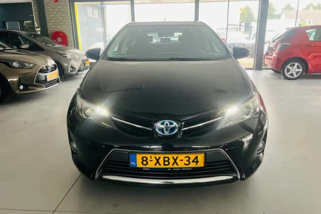 Toyota Auris (2013) thumbnail 2