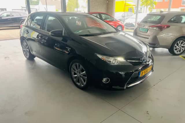 Toyota Auris (2013) thumbnail 3