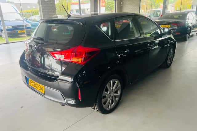 Toyota Auris (2013) thumbnail 4