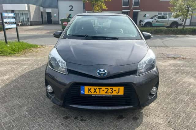 Toyota Yaris (2013) thumbnail 2