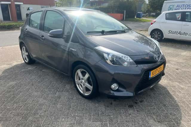 Toyota Yaris (2013) thumbnail 3