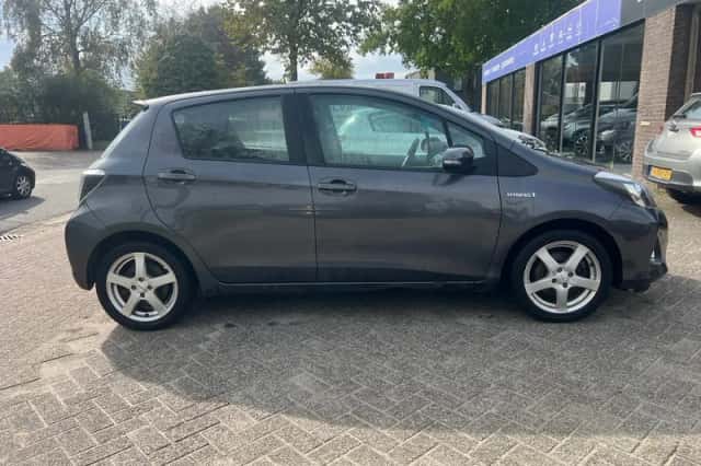 Toyota Yaris (2013) thumbnail 4