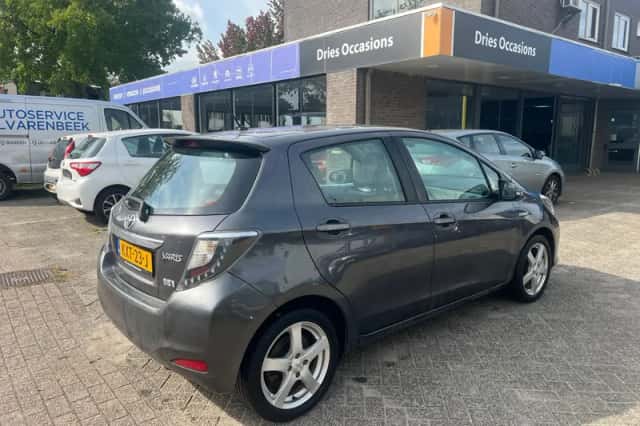 Toyota Yaris (2013) thumbnail 5