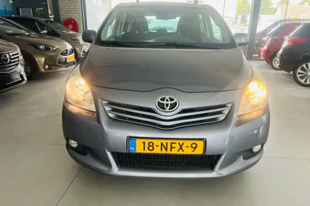 Toyota Verso (2010) thumbnail 2
