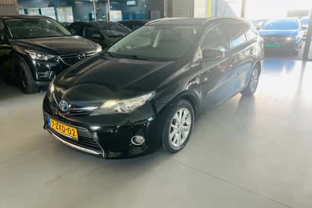 Toyota Auris (2015) thumbnail 1