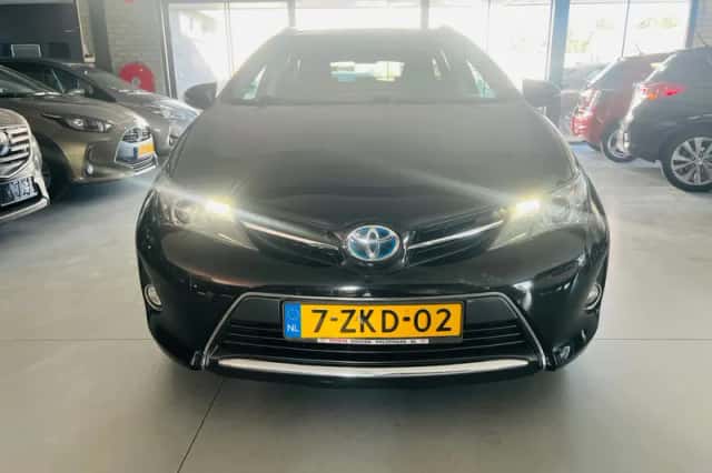 Toyota Auris (2015) thumbnail 2