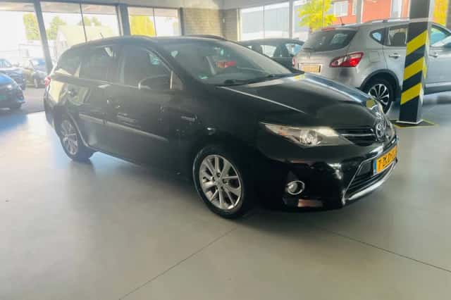 Toyota Auris (2015) thumbnail 3