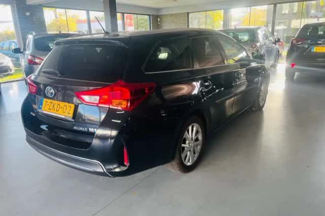 Toyota Auris (2015) thumbnail 4