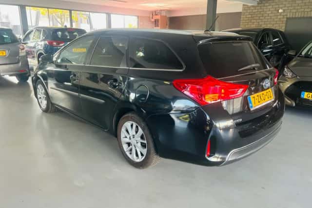 Toyota Auris (2015) thumbnail 6
