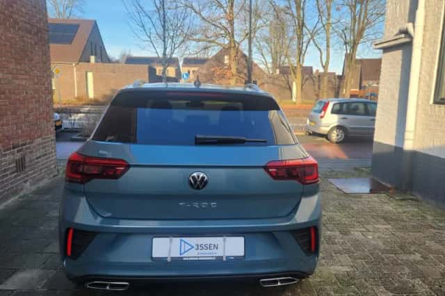 Volkswagen T-Roc (2023) thumbnail 3
