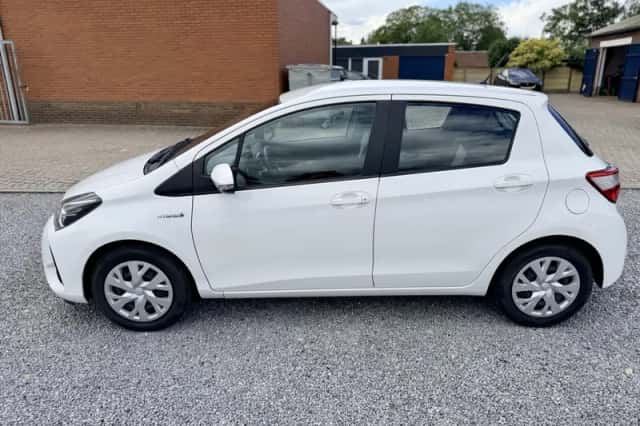 Toyota Yaris (2018) thumbnail 2