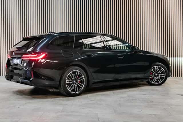 BMW  (2025) thumbnail 2
