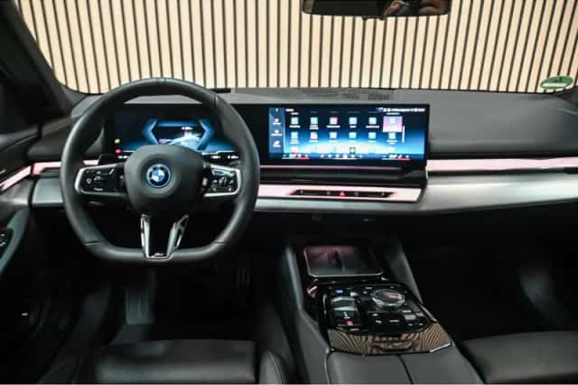 BMW  (2025) thumbnail 3