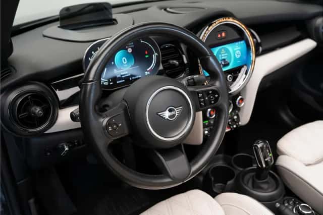 MINI Cabrio (2023) thumbnail 3