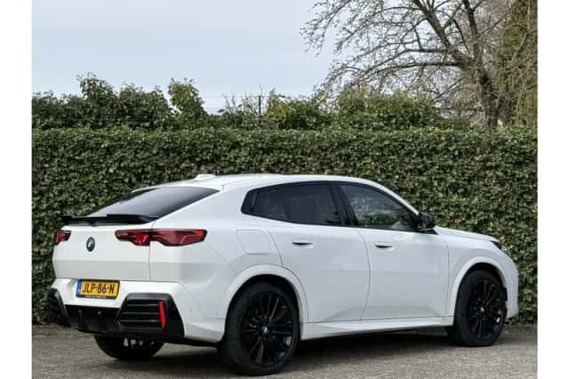 BMW iX2 (2025) thumbnail 2