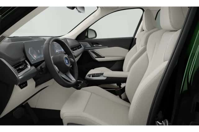 BMW iX1 (2023) thumbnail 3