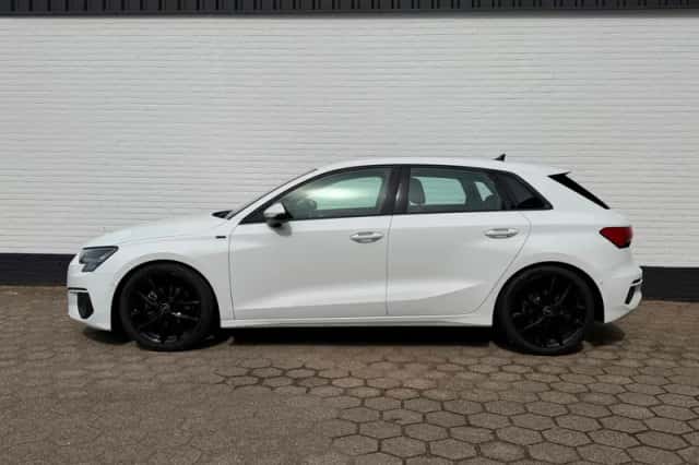 Audi A3 (2024) thumbnail 2