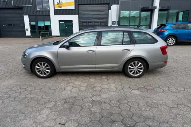 Škoda Octavia (2016) thumbnail 2
