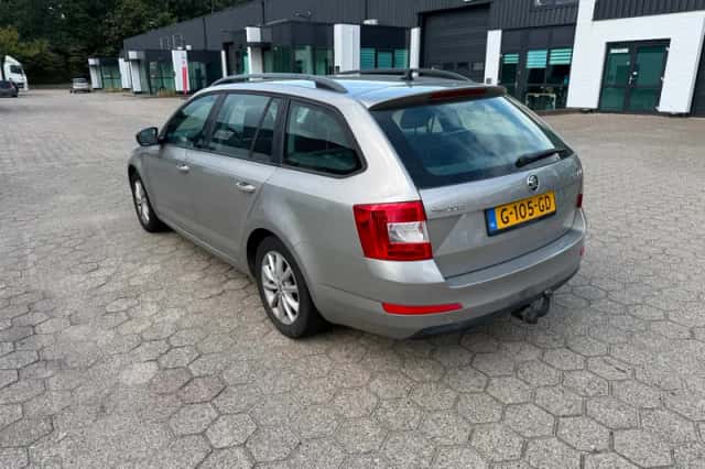 Škoda Octavia (2016) thumbnail 3