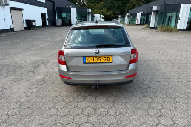 Škoda Octavia (2016) thumbnail 4