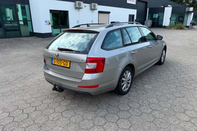 Škoda Octavia (2016) thumbnail 5