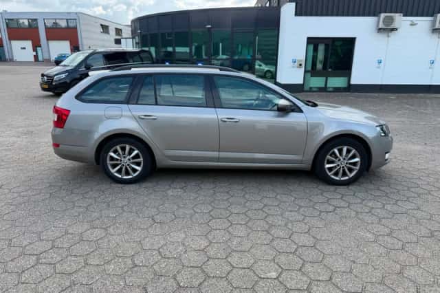Škoda Octavia (2016) thumbnail 6