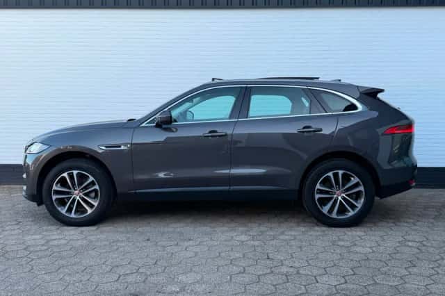 Jaguar F-Pace (2017) thumbnail 2