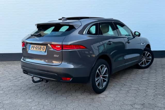 Jaguar F-Pace (2017) thumbnail 6