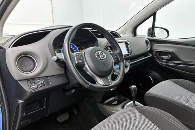 Toyota Yaris (2015) thumbnail 2