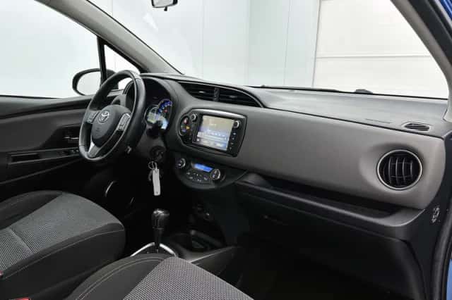 Toyota Yaris (2015) thumbnail 4